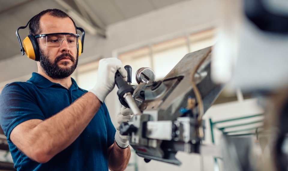 Homme travaillant sur une machine